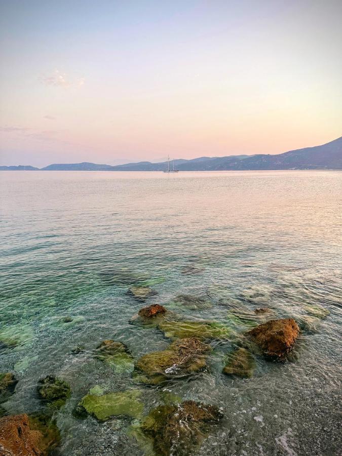 Beach Retreat In Town Corinto Exterior foto